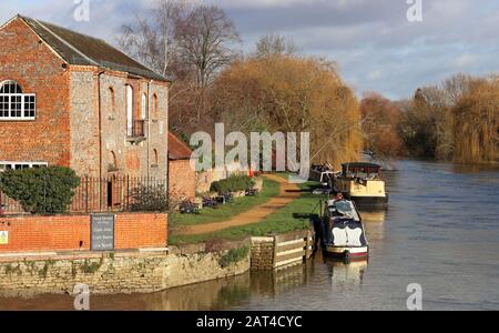 Die Themse in Wallingford South Oxfordshire mit Wasserfahrzeugen am Schlepppfad Stockfoto