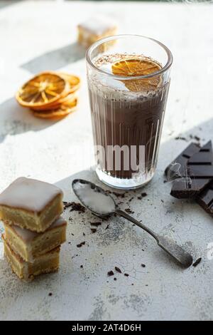 Heiße Schokolade in einem Glas mit Orange.Cookie Lemon.Sweet Drink und Essen Stockfoto