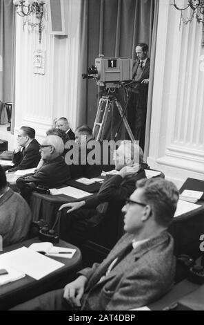 Interpellation im Repräsentantenhaus über Fernseh- und Rundfunkgehälter. TV-Kamera im Raum Datum: 28. November 1961 Schlagwörter: Kameras Name: Zweite Kammer Stockfoto