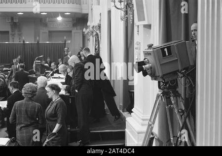 Interpellation im Repräsentantenhaus über Fernseh- und Rundfunkgehälter. TV-Kamera im Raum Datum: 28. November 1961 Schlagwörter: Kameras Name: Zweite Kammer Stockfoto