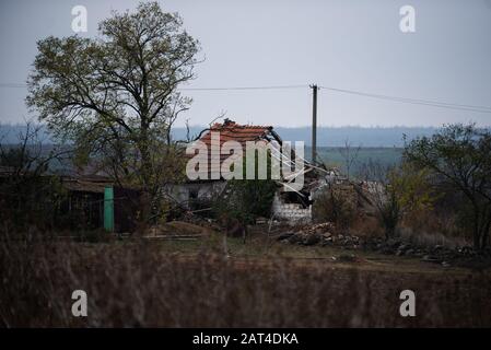 Mariupol, Ukraine. Okt. 2019. Blick auf ein zerstörtes ziviles Haus neben der Grauzone in Mariupol.Der Donbass-Konflikt findet seit mehr als fünf Jahren zwischen der Ukraine und den pro-russischen Separatisteneinheiten statt. Seit der Umsetzung der Minsker Abkommen von 2015 wurden einige bedeutende Schritte unternommen, einschließlich eines kürzlichen Versuchs, einen Friedensvertrag zu schließen. Kredit: Omar Marques/SOPA Images/ZUMA Wire/Alamy Live News Stockfoto