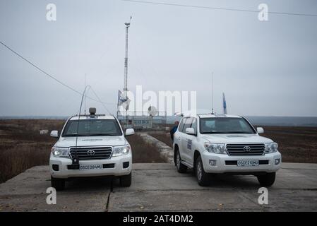 Mariupol, Ukraine. Okt. 2019. OSZE-Fahrzeuge an einem Kontrollpunkt in Mariupol.Der Donba-Konflikt findet seit mehr als fünf Jahren zwischen der Ukraine und den pro-russischen Separatisteneinheiten statt. Seit der Umsetzung der Minsker Abkommen von 2015 wurden einige bedeutende Schritte unternommen, einschließlich eines kürzlichen Versuchs, einen Friedensvertrag zu schließen. Kredit: Omar Marques/SOPA Images/ZUMA Wire/Alamy Live News Stockfoto