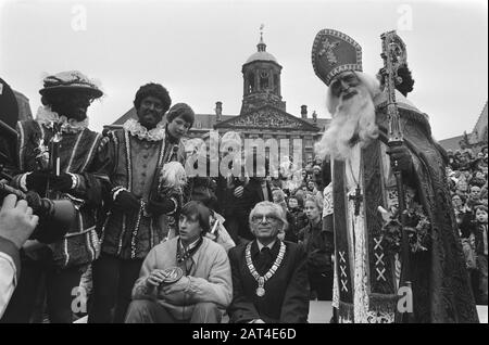 Eintritt Sinterklaas in Amsterdam; Cruijff, Sinterklaas et al am Staudamm Datum: 18. November 1978 Ort: Amsterdam, Noord-Holland Schlüsselwörter: Sinterklaas, Bürgermeister, Teilnehmer, Heiliger nicolaas, Sport, Fußballer persönlicher Name: Cruijff, Johan Stockfoto