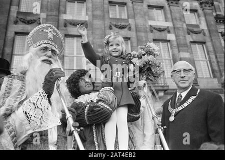 Eintritt St. Nikolaus in Amsterdam, St. Nikolaus mit Bürgermeister Samkalden und Florientje am Staudamm Datum: 18. November 1972 Ort: Amsterdam, Noord-Holland Schlüsselwörter: Entractions Personenname: Samkalden, Ivo, Sinterklaas Stockfoto
