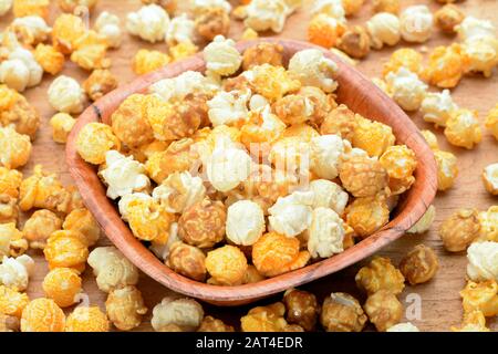 Karamel-Popcorn in der Schüssel auf dem Tisch Stockfoto