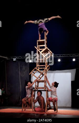 Battambang, Kambodscha, Asien: Eine Gruppe von Akrobaten des Phare Ponleu-Selpak-Circus während einer Vorstellung in der Abendschau Stockfoto