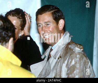 HRH Prince Charles kommt im Hyde Park zu einem Konzert von Luciano Pavarotti, London, England Juli 1991 im Regen Stockfoto