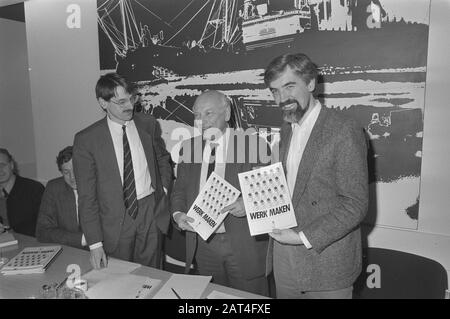 Professor J. Ritzen stellte in Nieuwspoort die Berichtsarbeit J. den Uyl und Max van den Berg J. Ritzen (l.), J. den Uyl (m.) und Max van den Berg (r.) Datum: 3. April 1986 Ort: Den Haag, Zuid-Holland Schlüsselwörter: Professoren, Politiker, Publikationen Personenname: Berg, Max Van den Berg, Berg, Max van den, Ritzen, Jo, Uyl, Joop den Stockfoto