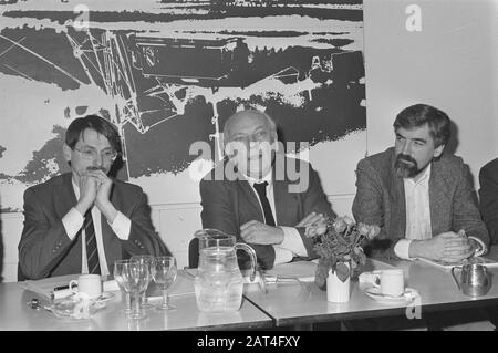 Professor J. Ritzen stellte in Nieuwspoort die Berichtsarbeit J. den Uyl und Max van den Berg J. Ritzen (l.), J. den Uyl (m.) und Max van den Berg (r.) Datum: 3. April 1986 Ort: Den Haag, Zuid-Holland Schlüsselwörter: Professoren, Politiker, Publikationen Personenname: Berg, Max Van den Berg, Berg, Max van den, Ritzen, Jo, Uyl, Joop den Stockfoto