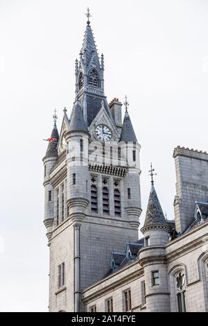 Detail des Town House Clock Tower in Der Broad Street in Aberdeen, Schottland, Großbritannien von der Union Street aus gesehen Stockfoto