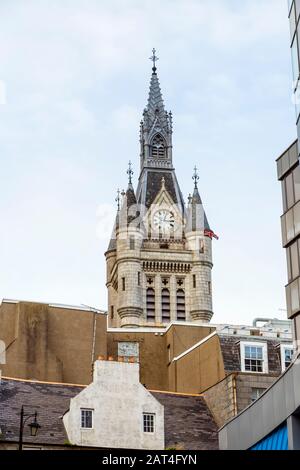 Detail des Town House Clock Tower in Der Broad Street in Aberdeen, Schottland, Großbritannien, von Shiprow aus gesehen Stockfoto