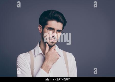 Nahaufnahme seines attraktiven, cleveren und cleveren, intellektuellen Brokers Brunette Guy, der dachte, dass er das Kinn isoliert berühren wollte Stockfoto