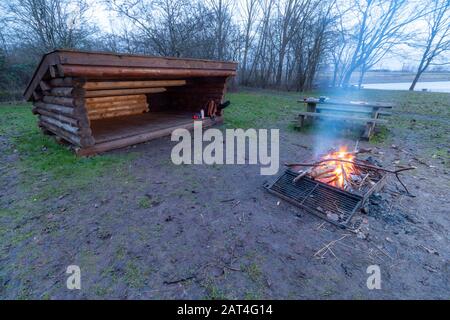 Öffentliches Campinghaus in der Natur Dänemarks außerhalb des Waldes. Stockfoto