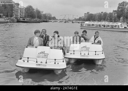 Jährliche Fotostunde Prinzessin Margriet und Familie; von Bernhard, mr. Pieter van Vollenhoven, Maurits, Floris, Margriet und Christiaan auf dem Pedalrad am Amstel/Datum: 5. Juni 1987 Personenname: Amstel, Bernhard (Fürst Niederlande), Christiaan, Floris, Margriet, Prinzessin, Maurits, Fürst, Vollenhoven, Pieter van Stockfoto
