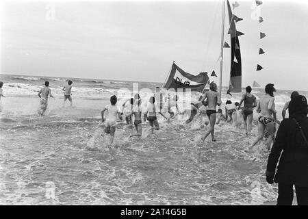 Jährlicher Tauchgang im Meer des Haarlem Schwimmverbandes DWR in Zandvoort Datum: 1. Januar 1977 Ort: Noord-Holland, Zandvoort Schlüsselwörter: Verbände, Meere, Schwimmen Personenname: Zee: Suyk, Koen/Anefo Stockfoto