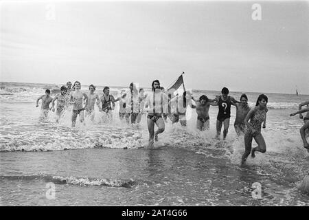 Jährlicher Tauchgang im Meer des Haarlem Schwimmverbandes DWR in Zandvoort Datum: 1. Januar 1977 Ort: Noord-Holland, Zandvoort Schlüsselwörter: Verbände, Meere, Schwimmen Personenname: Zee: Suyk, Koen/Anefo Stockfoto