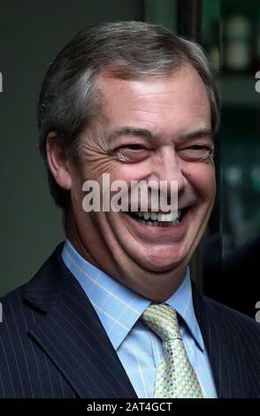 Nigel Farage bei der Enthüllung seines "MR Brexit"-Porträts des Künstlers Dan Llywelyn Hall im L'Escargot Restaurant in London. PA Foto. Bilddatum: Donnerstag, 30. Januar 2020. Siehe PA Story POLITICS Brexit. Der Lichtbildkredit sollte lauten: Luciana Guerra/PA Wire Stockfoto