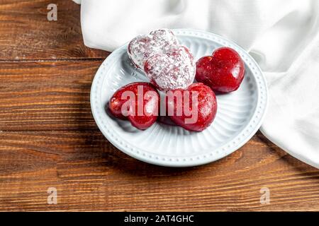 Muttertag, Frauentag, Valentinstag oder Geburtstag. Gelee Herzen aus Beeren von Himbeeren, Erdbeeren, Apfelmus auf einem leichten Teller. Herzlichen Glücklichen Stockfoto