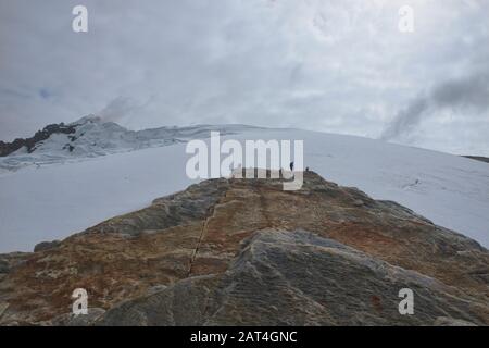 Kletterer mit Blick auf den Ritacuba-Gletscher, den El Cocuy-Nationalpark, Boyaca, Kolumbien Stockfoto