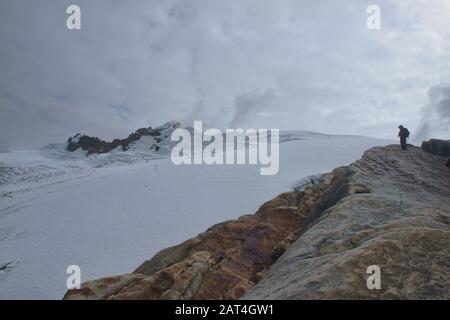 Kletterer mit Blick auf den Ritacuba-Gletscher, den El Cocuy-Nationalpark, Boyaca, Kolumbien Stockfoto