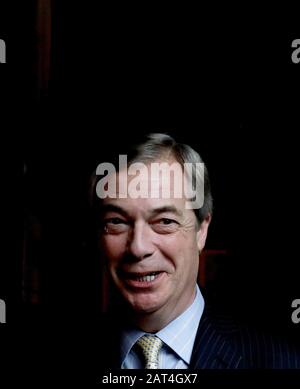 Nigel Farage bei der Enthüllung seines "MR Brexit"-Porträts des Künstlers Dan Llywelyn Hall im L'Escargot Restaurant in London. PA Foto. Bilddatum: Donnerstag, 30. Januar 2020. Siehe PA Story POLITICS Brexit. Der Lichtbildkredit sollte lauten: Luciana Guerra/PA Wire Stockfoto