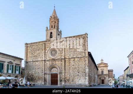 Atri, Teramo, Italien, August 2019: Kathedrale von Atri, Basilika Santa Maria Assunta, Nationaldenkmal seit 1899, Gotische Architektur. Stockfoto