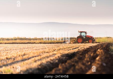 Traktor pflügen Felder - Vorbereiten von Land für die Aussaat Stockfoto