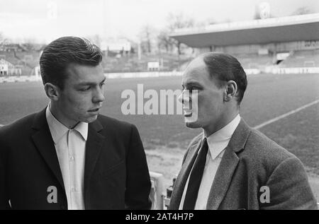 Jan Mulder (links) und Gerard 'Pummie' Bergholtz bei Anderlecht Anmerkung: NEG. NR. 15 und 16 während der Mahlzeiten von links Mulder, Pierre Hanon und Bergholtz Datum: 14. Februar 1966 Ort: Belgien, Brüssel Schlüsselwörter: Sport, Fußball, Fußballer persönlicher Name: Bergholtz, Gerard, Mulder, Jan Stockfoto