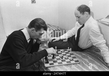 Jan Mulder (links) und Gerard 'Pummie' Bergholtz in Anderlecht spielen eine Schachpartie Datum: 14. Februar 1966 Ort: Belgien, Brüssel Schlüsselwörter: Schach, Sport, Fußball, Fußballspieler persönlicher Name: Bergholtz, Gerard, Mulder, Jan Stockfoto