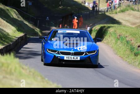 Ein BMW i8 Plug-in-Hybrid, der den Hügel hinauf auf dem Shelsley Walsh Speed Hillclimb, Worcestershire, Großbritannien, führt. Stockfoto