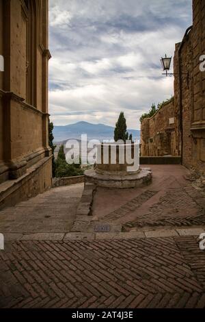 Blick auf den historischen Brunnen in Pienza. Stockfoto