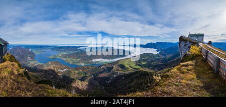 Malerische Herbstalpen Bergseen Blick vom Schafberg Aussichtspunkt, Salzkammergut, Oberösterreich. Schöne Reise, Wandern, saisonal und Natur bea Stockfoto