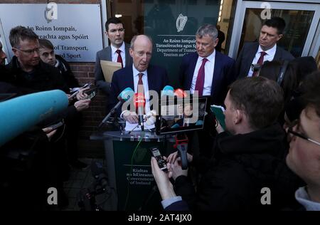 Sportministerin Shane Ross (Mitte) mit (von links) Staatsminister Brendan Griffin, Gary Owens, Interims-CEO der FAI, und Niall Quinn, Interim Deputy CEO, außerhalb des Verkehrsministeriums, Tourismus und Sport in Dublin, nach einem Treffen mit Vertretern der UEFA, FAI und der Bank of Ireland. Stockfoto