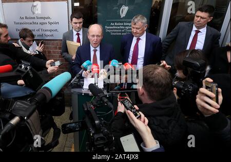 Sportministerin Shane Ross (Mitte) mit (von links) Staatsminister Brendan Griffin, Gary Owens, Interims-CEO der FAI, und Niall Quinn, Interim Deputy CEO, außerhalb des Verkehrsministeriums, Tourismus und Sport in Dublin, nach einem Treffen mit Vertretern der UEFA, FAI und der Bank of Ireland. Stockfoto