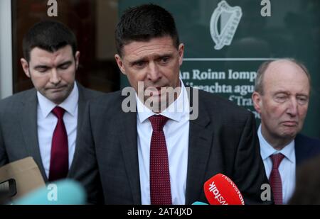 Niall Quinn, interimistischer stellvertretender CEO der FAI (Zentrum) mit Sportminister Shane Ross (rechts) und Staatsminister Brendan Griffin, außerhalb des Verkehrsministeriums, Tourismus und Sport in Dublin, nach einem Treffen mit Vertretern der UEFA, FAI und der Bank of Ireland. Stockfoto