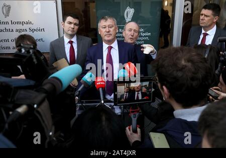 Gary Owens, interimistischer CEO der FAI, (Mitte) mit Sportminister Shane Ross (zweite rechte Seite) Staatsminister Brendan Griffin (links) und Niall Quinn, interim Deputy CEO, außerhalb des Verkehrsministeriums, Tourismus und Sport in Dublin, nach einem Treffen mit Vertretern der UEFA, FAI und der Bank of Ireland. Stockfoto