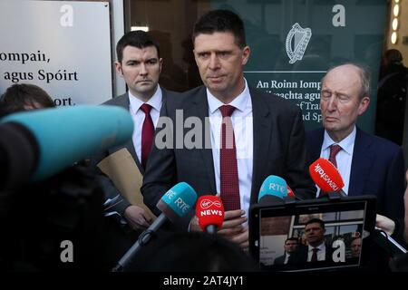 Niall Quinn, interimistischer stellvertretender CEO der FAI (Zentrum) mit Sportminister Shane Ross (rechts) und Staatsminister Brendan Griffin, außerhalb des Verkehrsministeriums, Tourismus und Sport in Dublin, nach einem Treffen mit Vertretern der UEFA, FAI und der Bank of Ireland. Stockfoto