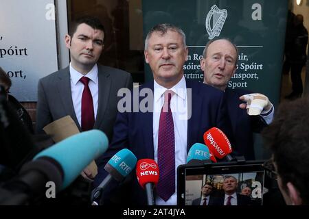 Gary Owens, interimistischer CEO der FAI, (Center) mit Sportminister Shane Ross (rechts) und Staatsminister Brendan Griffin, außerhalb des Verkehrsministeriums, Tourismus und Sport in Dublin, nach einem Treffen mit Vertretern der UEFA, FAI und der Bank of Ireland. Stockfoto