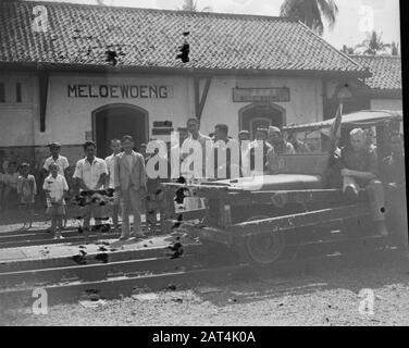 Banjoemas, Chinesische Kontrollkommission. Hafen von Tjilatjap. Waranedja Jeep, der für den Betrieb auf Bahngleisen geeignet ist, zieht viel Interesse am Bahnhof von Meloewoeng Anmerkung: Der Bahnhof liegt an der Bahnstrecke Padalarang-Kasugihan bei Wanareja (Cilacap) Datum: 10. Oktober 1947 Standort: Indonesien, Meluwung, Niederländisch-Indien Stockfoto