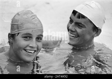 Jugend Interland Schwimmen Den Hommel Datum: 19. August 1967 Schlüsselwörter: Jugend, Schwimmen Stockfoto