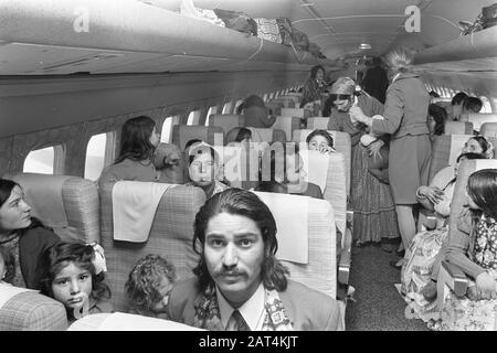 Jugoslawische Zigeuner mit dem Flugzeug zurück in die Heimat; Zigeuner im Flugzeug Datum: 16. März 1972 Schlüsselwörter: Zigeuner, Flugzeug Stockfoto