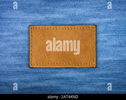 Leere Leder-Jeans-Label aufgenäht eine blaue jeans Stockfoto
