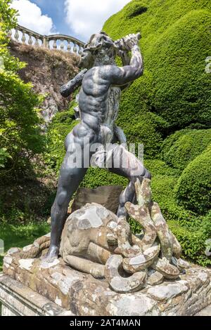 Statue des Herkules, der die Hydra, Powis Castle, Powys, Wales, Großbritannien erschlägt Stockfoto