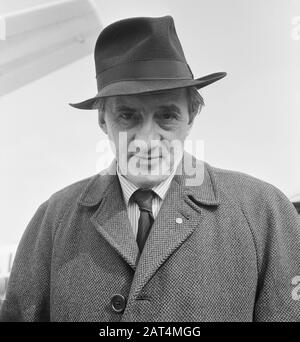 Ankunft Sir John Barbirolli (Dirigent) am Flughafen Schiphol; Stockfoto