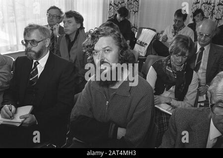 Anhörung im Staatsrat in den Haag über die Baugenehmigung der Stopera in Amsterdam Alderman Van der Vlis (PvdA, rechts) während der Anhörung Datum: 24. November 1981 Ort: Den Haag, Zuid- Holland Schlüsselwörter: Stopera, Anhörungen, aldermen Personenname: Vlis, M.B. van der Institutionname: Stopera Stockfoto