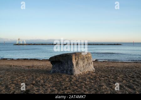 Newbiggin-by-the-Sea, Sean Henry Paar-Skulptur und die Eiszeit Hunkleton Stone, Northumberland. Stockfoto