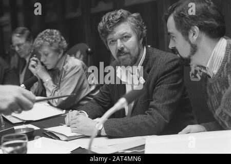 Alderman Van der Vlis während der Behandlung auf der Gemeinderatssitzung Amsterdam plant tramm Bus 15 Datum: 21. Januar 1987 Ort: Amsterdam, Noord-Holland Schlüsselwörter: Stadtanzeigen, Treffen, Verderben Stockfoto