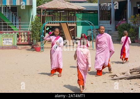 Junge novizin Nonnen an Aung Oo Myae monastischen Kostenlose Bildung Schule, Sagaing, Mandalay, Myanmar (Birma), Asien im Februar Stockfoto