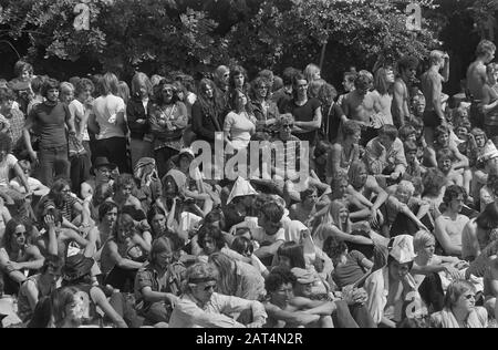 Holland Pop Festival in Kralingse Bos, Rotterdam; Festivalbesucher Junges Festivalpublikum im warmen Kralingse Bos Datum: 26. Juni 1970 Ort: Kralingse Bos, Rotterdam, Zuid-Holland Schlüsselwörter: Jugend, Musik, Popfestivals, Publikum, Subkulturen Stockfoto