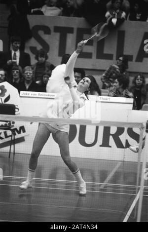 Internationale Meisterschaften im Badminton in Beverwijk Joke van Beusekom in Aktion Datum: 10. Februar 1974 Ort: Beverwijk, Noord-Holland Schlagwörter: Badminton Personname: Beusekom, Witz von Stockfoto